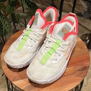 Jordan basketball shoes, size 5 boys, only worn outside a few times!